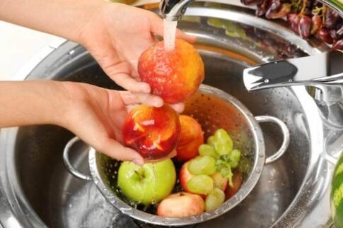 wash the fruits to prevent the appearance of parasites in the body